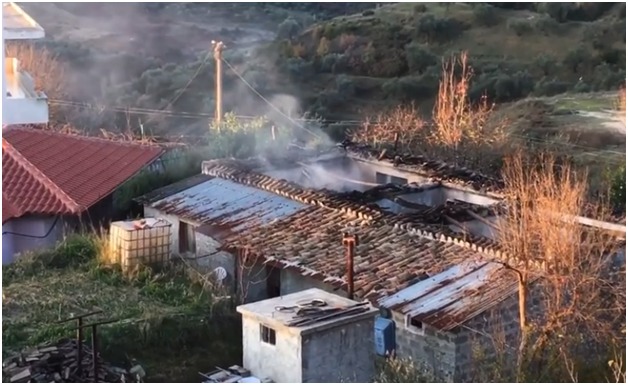 VRAU TË DASHURIN E MOTRËS DHE KUSHËRIRIN E TIJ/ Gardianit të burgut i shkrumbojnë banesën në Patos (VIDEO)