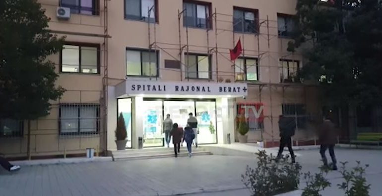 NDËRROJNË JETË DY FOSHNJE BINJAKE NË BERAT/ Flasin prindërit: Dyshojmë se janë helmuar nga…