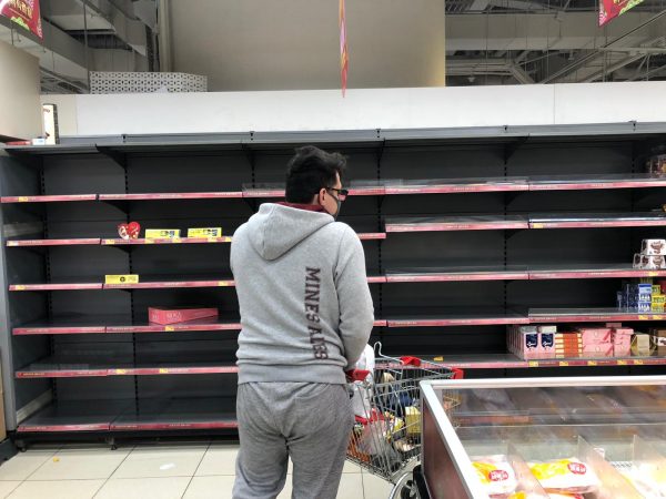 KORONAVIRUSI/ Shënohen 132 viktima, Hong Kongu mbyll kufirin me Kinën, supermarketet boshatisen