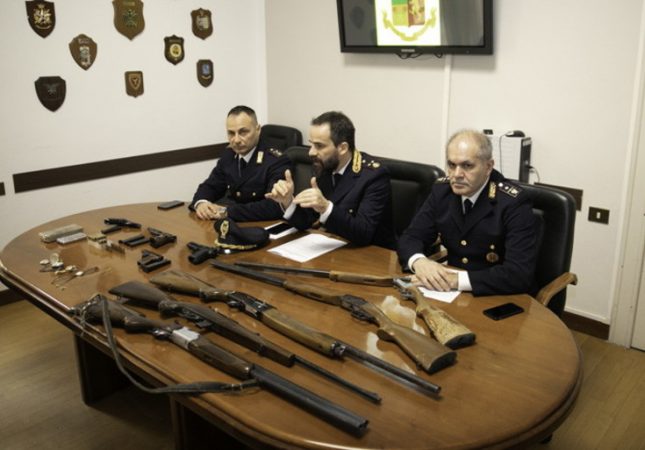 HEROINË, ARMË DHE BIZHUTERI TË VJEDHURA/ Arrestohet puntori shqiptar në Itali (FOTO)
