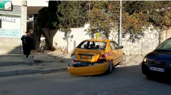 AKSIDENT NË TIRANË/ Përplaset me autobuzin, taksia përfundon në trotuar (VIDEO)