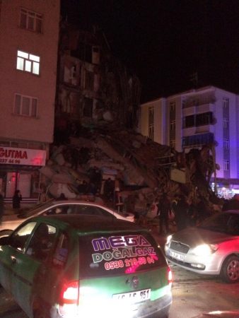 TËRMETI I FUQISHËN NË TURQI/ Momenti kur ndërtesat “shpërthejnë” në flakë (VIDEO)