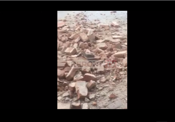 ERA E FORTË NË TIRANË/ Rrëzohet muri, “fluturojnë” tjegullat (VIDEO)