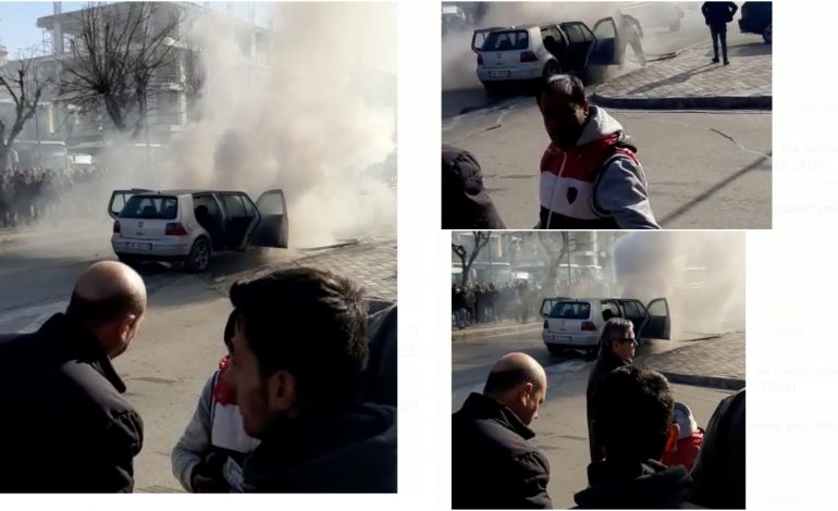 MERR FLAKË NË ECJE/ Shkrumbohet MAKINA në pazarin e Korçës (VIDEO)