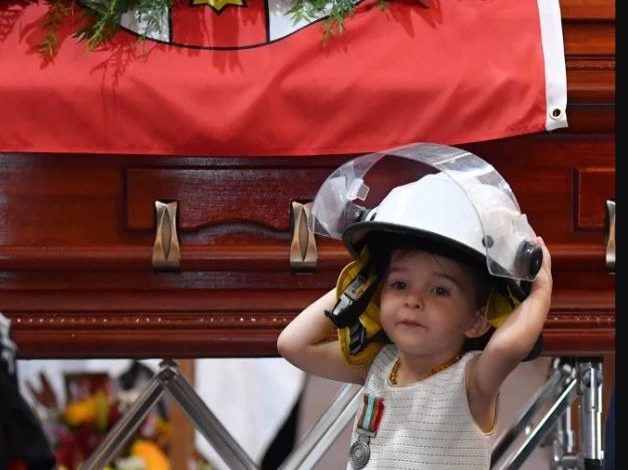 PAMJET E TRISHTA/ Vajza e vogël nuk pranon të largohet nga arkivoli i të atit
