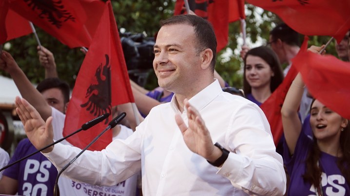 FOTOJA NË KRAH TË BRUNES SIMPATIKE/ Valdrin Pjetri i jep fund beqarisë, ja kush është vajza që i ka rrëmbyer zemrën