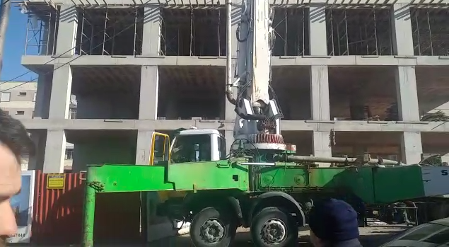 POMPA E BETONIERES I BIE MBI KOKË/ Momenti i nxjerrjes së trupit të 35-vjeçarit dhe vajtimit të famijarëve (VIDEO)