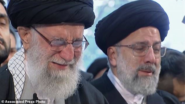 VRASJA E GJENERALIT/ Lideri suprem i Iranit qan dhe lutet para arkivolit të Kasem Soleimani (FOTO)