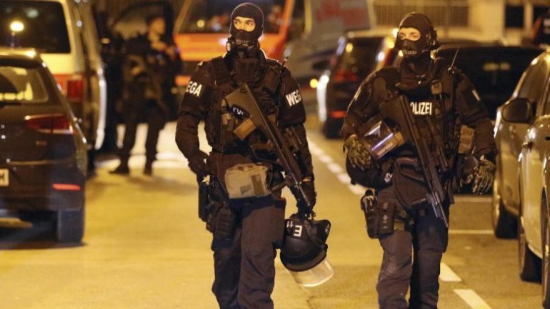 SHERRI MASIV MES SERBËVE NË VJENË/ 50 anëtarë të një familjeje krijojnë kaos brenda restorantit, policia kërkon përforcime për të qetësuar situatën
