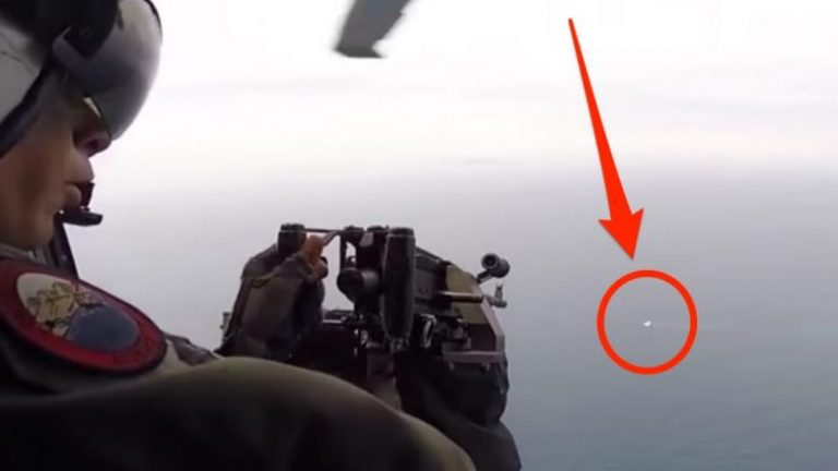 STËRVITJA E USHTRISË AMERIKANE/ Momenti kur me mitralozin e montuar në helikopter rrëzon dronin në det (VIDEO)