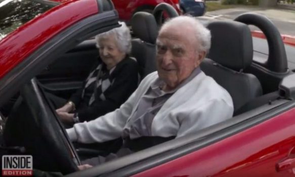 NJËSOJ SI TË ISHTE NË MOSHË TË RE/ Ky është 107 vjeçari që ende i jep Mercedesit të tij me të fejuarën 100 vjeçare