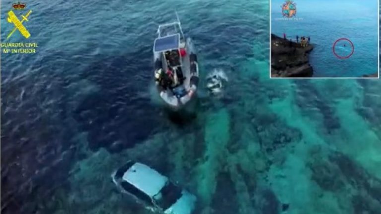 ME SHPEJTËSI SKËTERRË/ Spanjolli përfundon me makinë në det. Ja çfarë bëjnë kalimtarët e rastit (VIDEO)