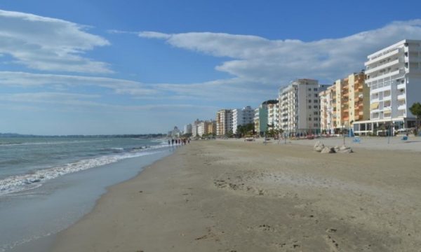 PLAZH NË DIMËR/ Të rinjtë sfidojnë temperaturat e ulta dhe futen në det tek Shkëmbi i Kavajës (VIDEO)
