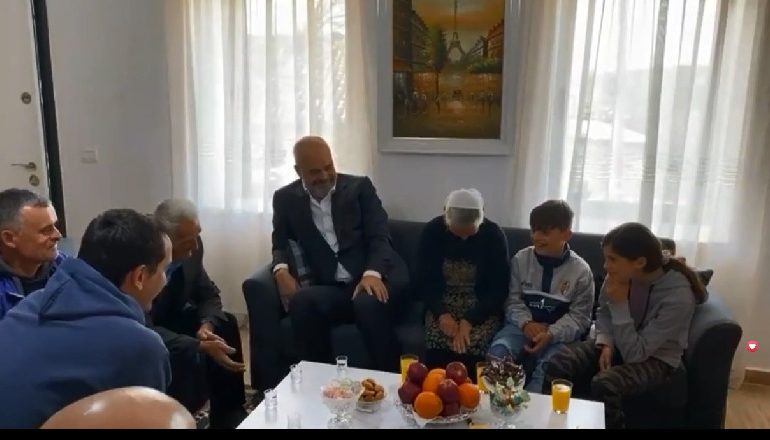 NË SHTËPINË E RE TË FAMILJES DERVISHI/ Rama: Ne bëjmë çfarë themi me punë të palodhur dhe vullnet të palëkundur (VIDEO)