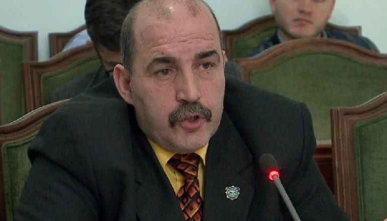 KËRCËNOI ME JETË DREJTORIN E BURGUT/ Gjykata e liron nga qelia dhe e mbyll në psikiatri