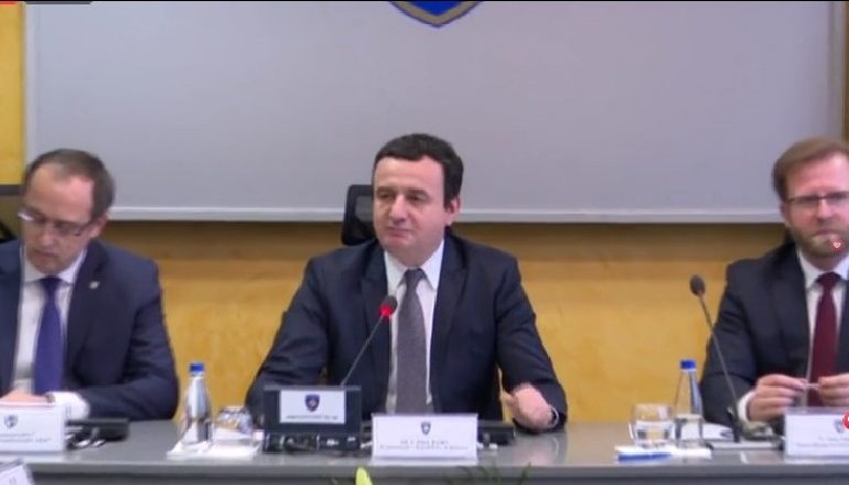 IU DREJTOHET MINISTRAVE NË MBLEDHJEN E PARË TË QEVERISË/ Kurti: Karriget i kemi por më shumë do të rrijmë në këmbë…