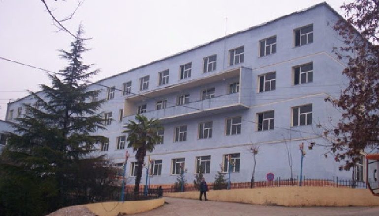 HUMB JETËN NJË 28-VJEÇAR NË PRRENJAS/ Dy ditë më parë ishte shtruar në spital nga temperatura e lartë