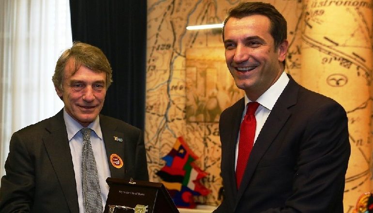 TAKIM ME SASSOLIN/ Veliaj i jep “Çelësin e Qytetit” Presidentit të Parlamentit Evropian