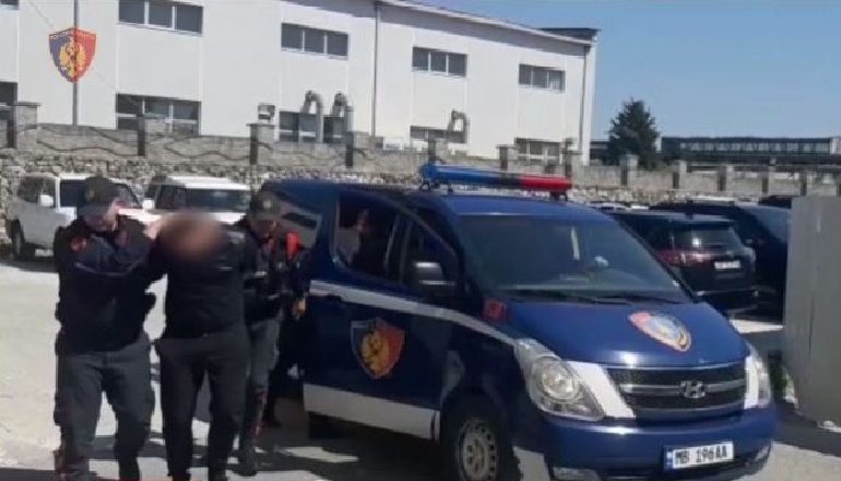 MODIFIKOI MAKINËN SI AMBULANCË PËR TË TRANSPORTUAR EMIGRANTË/ Arrestohet një person në Pogradec. Një tjetër “taksisit”…