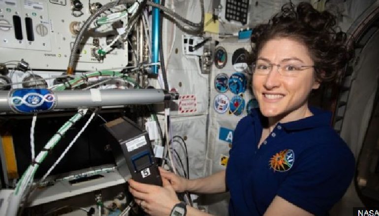 VENDOSET REKORDI I RI HAPSINOR NGA NJË GRUA/ Christina Koch kalon 328 ditë në hapësirë (FOTO)