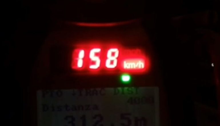 “RADARI” DHE “POLICI RRUGOR” TASHMË JANË KUDO/ Shpejtësia nuk të çon në destinacion. Gjobë dhe heqje patente për 4 shoferë