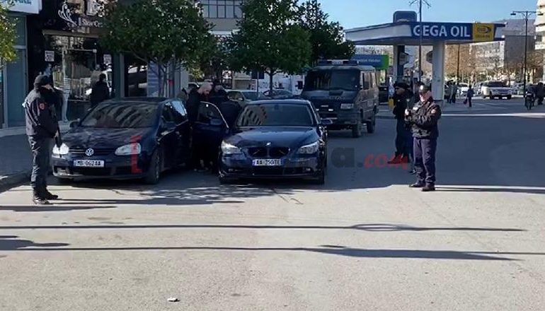 KONTROLLE TË SHUMTA NË ELBASAN/ Automjetet kalojnë në “sitën” e policisë dhe “FNSH”