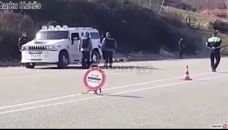 POSTOBLLOQE NË TË GJITHË VENDIN/ Makina superluksoze ndalohet nga policia në Kukës