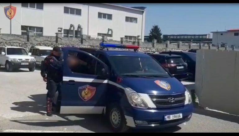 PJESË E GRUPIT TË FAJDEVE NË SHKODËR/ Arrestohet i riu në tentativë për të hyrë në Shqipëri (EMRI)