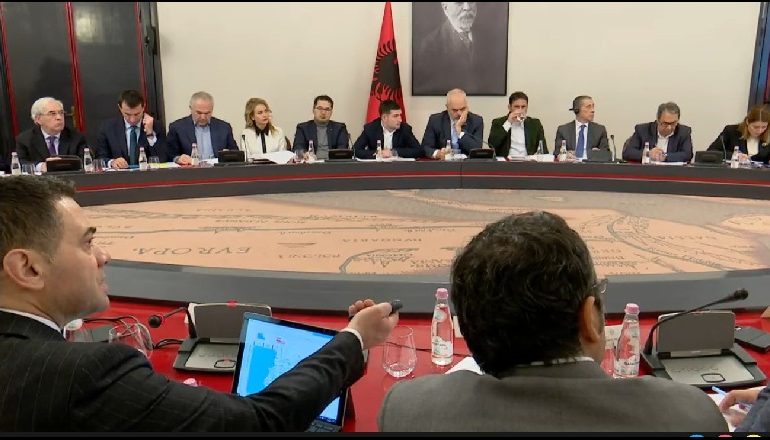 MBLEDHJA E KATËRT E KOMITETIT TË RINDËRTIMIT/ Ahmetaj: 12 mijë familje përfitojnë bonusin e qirasë