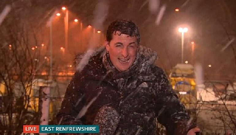 SFIDON STUHINË “CIARA”/ Gazetari raporton live mes të ftohtit dhe dëborës (VIDEO)