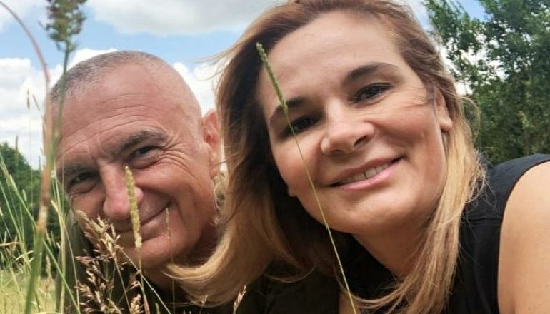SHËN VALENTINI/ Meta shtrihet në lëndinë me Kryemadhin: Më shumë dashuri në zemrat e të gjithë shqiptarëve (FOTO)