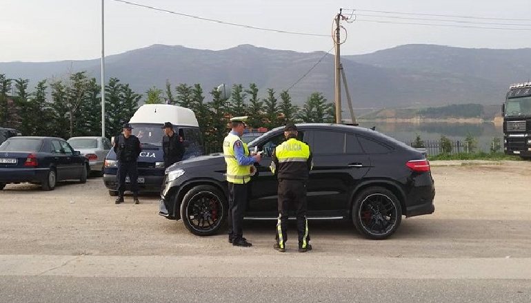 OFL ZBARKON NË VLORË/ Katër automjete të blinduara janë bllokuar… (EMRAT)
