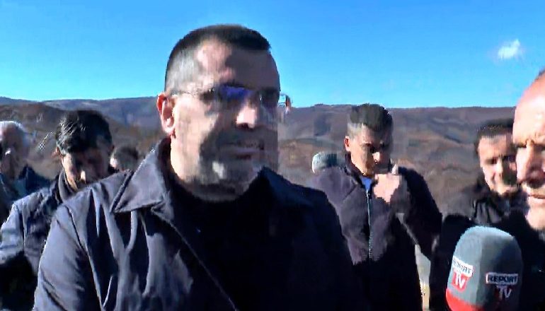 NËNA DHE DY FËMIJËT QË VDIQËN TË ASFIKSUAR/ Bashkia e Bulqizës merr përsipër shpenzimet mortore. Alla: Do akordojmë fond të posaçëm