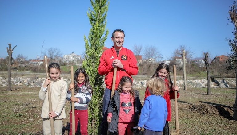 PROJEKTE TË REJA NË TIRANË/ Bashkia mbjell 100 pemë të reja në parkun linear te Lumi i Tiranës