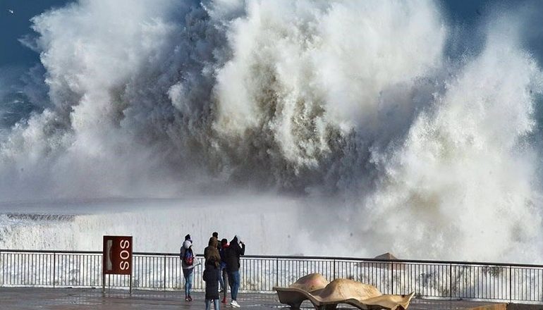 STUHIA “DENNIS”/ Cikloni shkakton tre viktima në Britani, alarm maksimal në Francë dhe Belgjikë