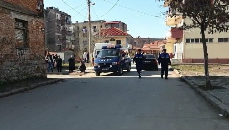 JANË NË KËRKIM NGA POLICIA/ Përplasje me armë zjarri në Korçë, shoqërohet një person