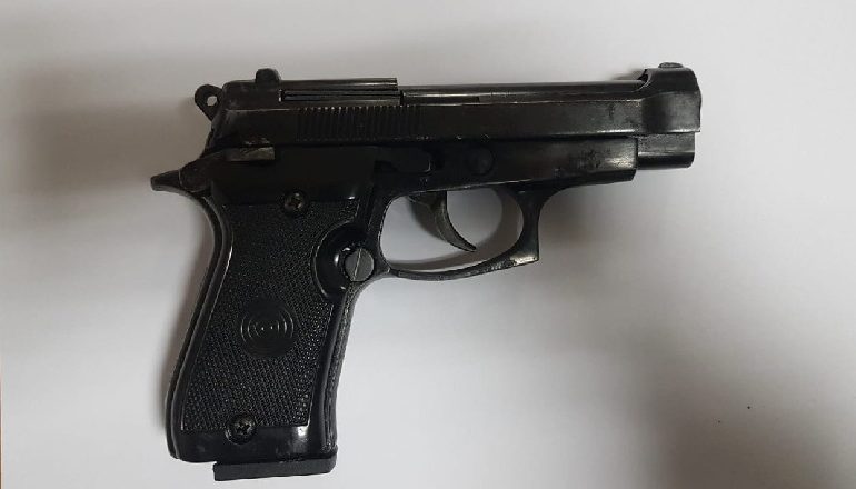 HYRI NË LOKAL ME PISTOLETË/ Policia arreston durrsakun pas sinjalizimit nga qytetarët