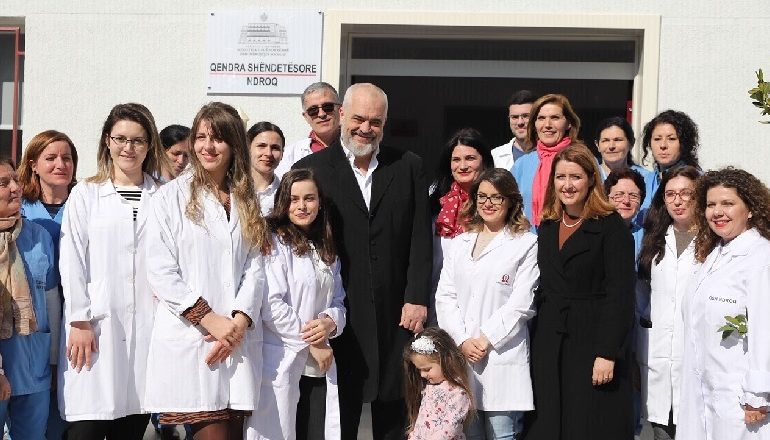 RAMA NË QENDRËN E RE SHËNDETËSORE NË NDROQ/ “140 mjekë të rinj në sistem”