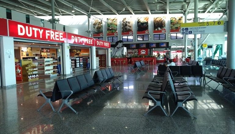 SKANDAL NË GJYKATËN E TIRANËS/ Mimoza Kajo Brahimi përjashton kompaninë amerikane nga gjyqi për “Duty Free” në Rinas