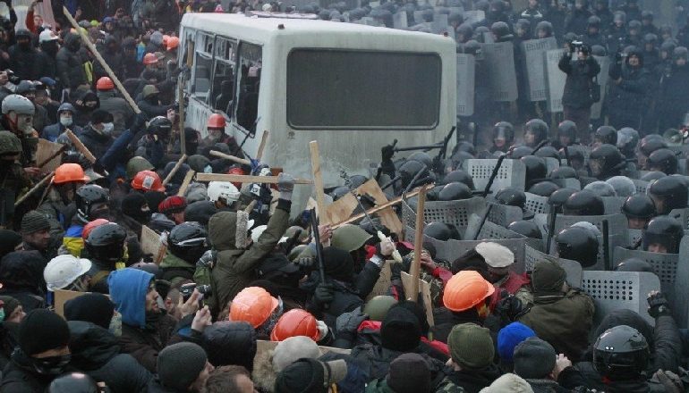NË KINË NUK NDALET REFRENI I VDEKJEVE/ Sulmohen me molotov autobusët me të infektuar në Ukrainë