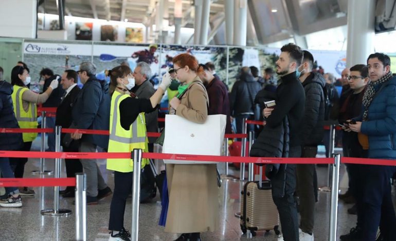 KORONAVIRUSI/ Masat që janë marrë në aeroportine Rinasit për ushëtarët që shkelin në Shqipëri (FOTOT)