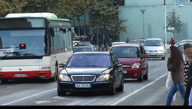 NDRYSHIME NË KODIN RRUGOR/ Masa të ashpra për shoferët e rinj dhe kalimtarët (DETAJET)