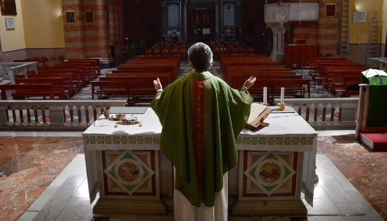 KORONAVIRUSI NË ITALI/ Prifti në Genova mban meshë me sallën bosh (FOTO)