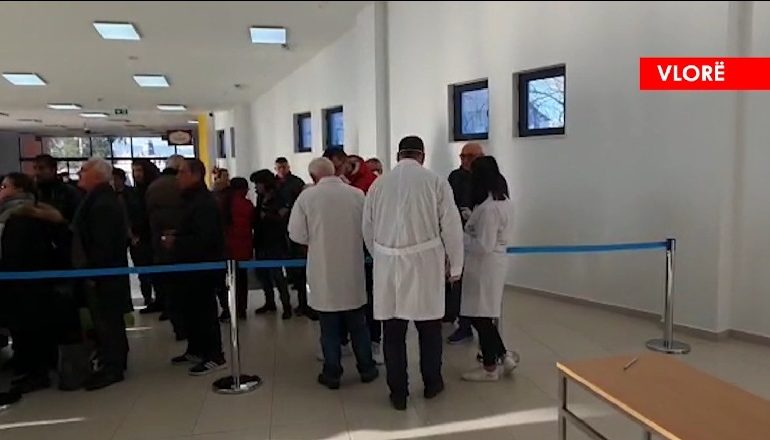 KORONAVIRUSI/ Masa të shtuara në dogana, mjekë 24 orë. Italianët në portin e Vlorës: Nuk kemi frikë, por…