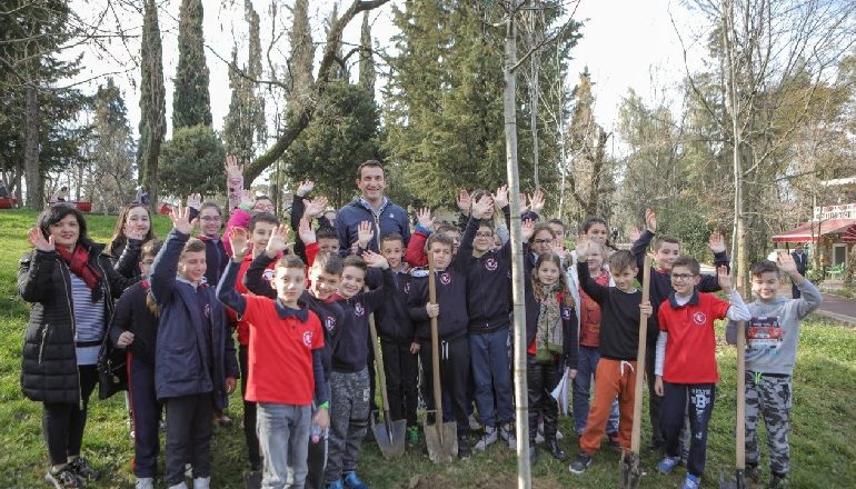 NXËNËSIT E SHKOLLAVA I BASHKOHEN MBJELLJES SË 100 PEMËVE/ Veliaj: Kishën e Shën Prokopit do ta rikthejmë siç ka qenë