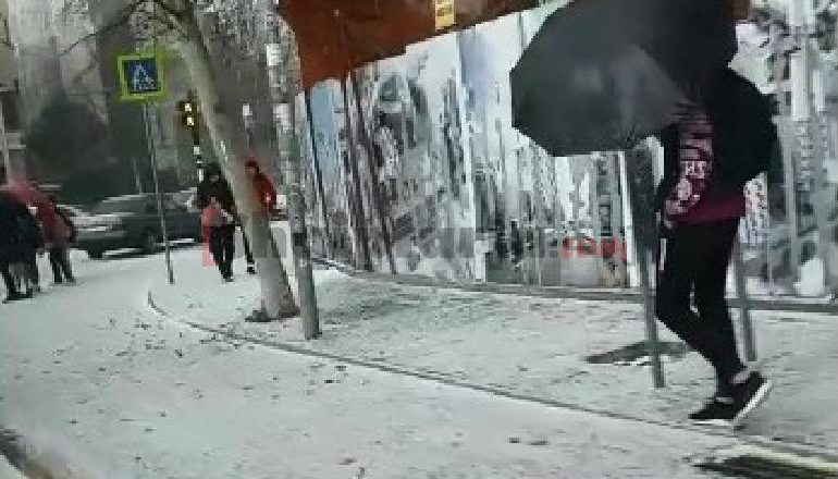 TIRANA “ZGJOHET” NGA BRESHËRI/ Rrugët e kryeqytetit zbardhen në pak minuta