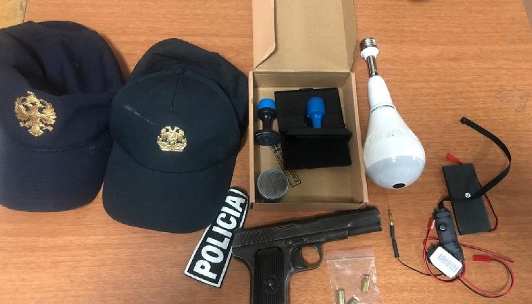 ARMËMBAJTJE PA LEJE DHE KAPELE POLICIE/ Arrestohet 26-vjeçari në Durrës, sekuestrohen…