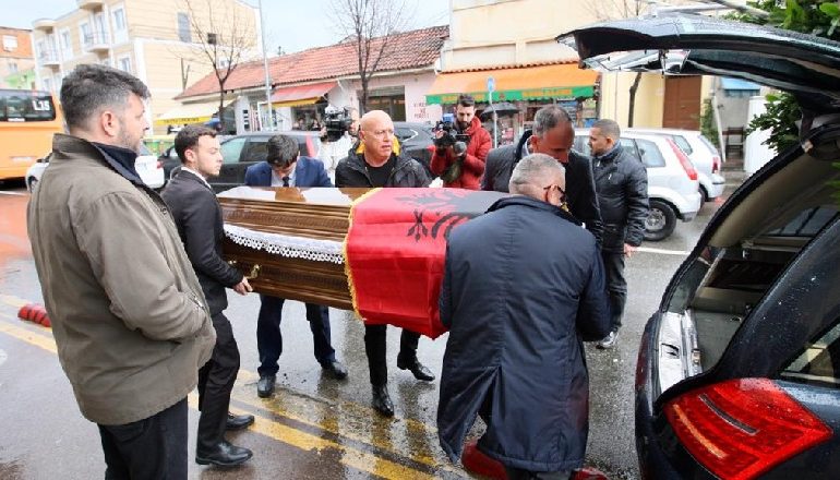 E MBËSHTJELLË ME FLAMURIN KUQ E ZI/ Përcillet në varrezat e Sharrës Nexhmije Hoxha (FOTOT)