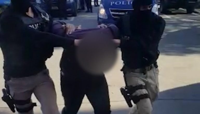 DHUNON GRUAN DHE E KËRCËNON ME THIKË/ Arrestohet 61-vjeçari në Durrës
