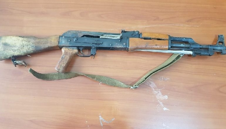 AKUZOHET PËR “ARMËBAJTJE PA LEJE”/ U kap me kallashnikov në banesë, arrestohet në Berat 57-vjeçari